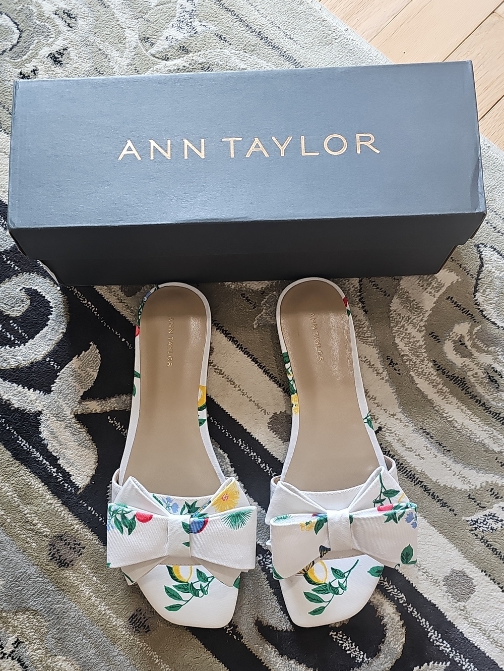 Ann Taylor White Floral Bow Slide Sandals